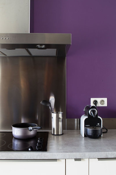 Dans une cuisine, sur un mur...