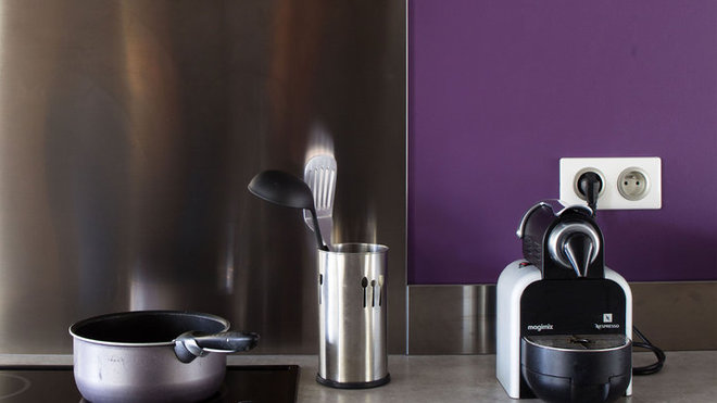 Dans une cuisine, sur un mur...