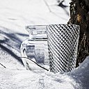 A gauche, influence Art déco pour le bougeoir Oxymore-Adiante en cristal avec facettes taillées de larges filets (H : 14 cm, 135 €, l’un. A droite, élégance intemporelle du vase Plurielle ciselé de diagonales et captant la lumière (H 25,5 cm et diamètre 17 cm), 480 €. Le tout chez Saint-Louis.