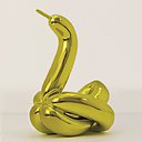 A gauche, adaptation d’une sculpture monumentale, de plus de 3 mètres de haut, en acier inoxydable poli miroir. Existe aussi en version Ballon Monkey, Ballon Rabbit et en 5 couleurs : magenta, bleu, orange, rouge et jaune. Modèle Ballon Swan, édition limitée à 999 exemplaires (H 24 x l 16,4 x P 21 cm), 12 600 €. A droite, coupe Elephant en porcelaine (diamètre : 31 cm), 492 €. Créations Jeff Koons pour Bernardaud.