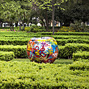Une pomme, une poire et même une banane, un citron ou une cerise pour animer le jardin, en céramique, verre ou bronze coulé. Format possible jusqu’à 120 cm de diamètre, pour une pomme, prix sur demande. Collection Fruit Sculptures, création Lisa Pappon pour Bull an Stein. Une pomme, une poire et même une banane, un citron ou une cerise pour animer le jardin, en céramique, verre ou bronze coulé. Format possible jusqu’à 120 cm de diamètre, pour une pomme, prix sur demande. Collection Fruit Sculptures, création Lisa Pappon pour Bull an Stein.