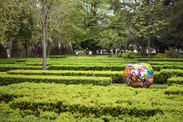 Une pomme, une poire et même une banane, un citron ou une cerise pour animer le jardin, en céramique, verre ou bronze coulé. Format possible jusqu’à 120 cm de diamètre, pour une pomme, prix sur demande. Collection Fruit Sculptures, création Lisa Pappon pour Bull an Stein.