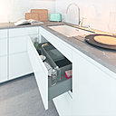 Façades blanc brillant, poignées avec prise de mains intégrée, plan de travail stratifié luxe Botticino et stratifié blanc structuré, modèle Isis, 8 013 € + 30,82 € d’éco-part.