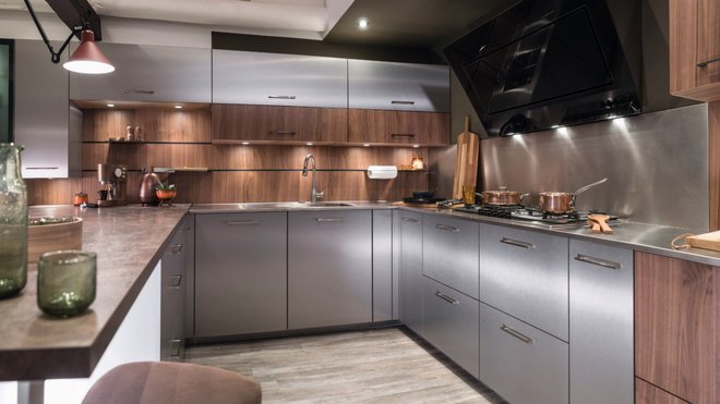 L’implantation du plan en L renforce la convivialité de la cuisine ; les façades les plus exposées aux salissures sont en inox.