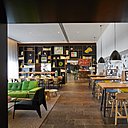 Le mobilier de citizenM gare de Lyon chez Vitra, est une collection de pièces iconiques signées Jean Prouvé, Charles et Ray Eames et Verner Panton.