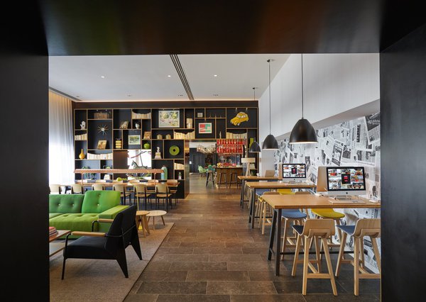 Le mobilier de citizenM gare de Lyon chez Vitra, est une collection de pièces iconiques signées Jean Prouvé, Charles et Ray Eames et Verner Panton.