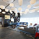 Les grandes étagères du citizenM gare de Lyon séparent l’espace de travail de l’espace détente dans une atmosphère conviviale et chaleureuse.