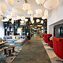 Dès l’entrée du citizenM gare de Lyon, l’espace est lumineux et design par les artistes néerlandais Martins et Visser.