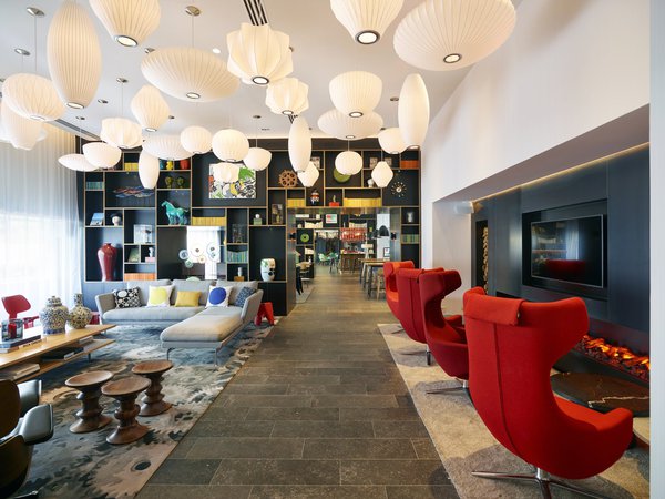Dès l’entrée du citizenM gare de Lyon, l’espace est lumineux et design par les artistes néerlandais Martins et Visser.