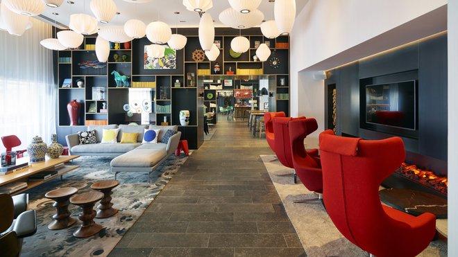 Dès l’entrée du citizenM gare de Lyon, l’espace est lumineux et design par les artistes néerlandais Martins et Visser.