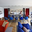 Tout en haut du citizenM gare de Lyon, on découvre un bar chaleureux et design conçu comme un appartement parisien.