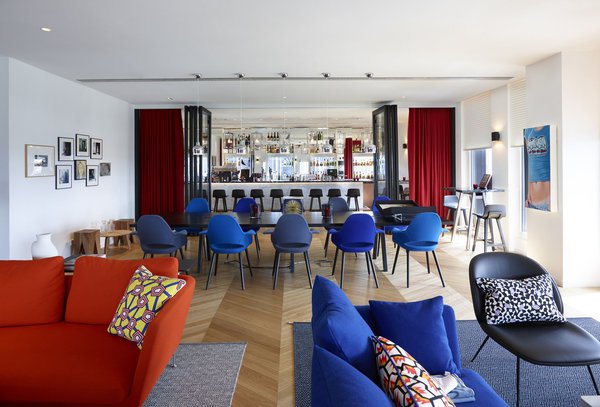 Tout en haut du citizenM gare de Lyon, on découvre un bar chaleureux et design conçu comme un appartement parisien.