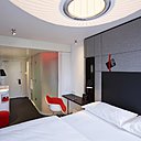 En un clic, on peut personnalise la chambre du citizenM gare de Lyon pour se sentir comme chez soi en créant sa propre ambiance avec le Mood pad.