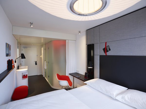 En un clic, on peut personnalise la chambre du citizenM gare de Lyon pour se sentir comme chez soi en créant sa propre ambiance avec le Mood pad.