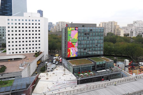 Les architectes de l’agence MAAC ont conçu une façade rationnelle pour le projet du citizenM la Défense, à la fois sophistiquée et intemporelle, tout en tenant compte de l’éventuelle reconversion du bâtiment.