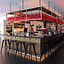 Au centre du lobby du citizenM la Défense, un bar en ilot permet aux hôtes de se retrouver ; il fait partie du programme d’aménagement intérieur mené par l’agence d’architecture intérieure Concrete.