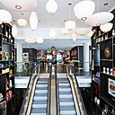 L’accès principal de l’hôtel citizenM la Défense se situe au rez-de-jardin et on accède à la réception informelle (on s’enregistre soi-même sur les comptoirs) par les escalators.