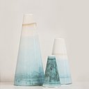 Inspirés par les paysages de la Dordogne, les vases Brume, en céramique réalisés selon un procédé unique de séchage de l’argile avec le soleil et le vent (disponibles en 3 tailles). Création Studio FB+C, Fabien Barrero-Carsenat.