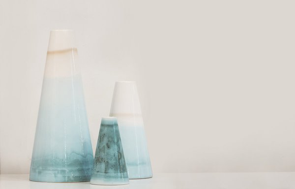 Inspirés par les paysages de la Dordogne, les vases Brume, en céramique réalisés selon un procédé unique de séchage de l’argile avec le soleil et le vent (disponibles en 3 tailles). Création Studio FB+C, Fabien Barrero-Carsenat.