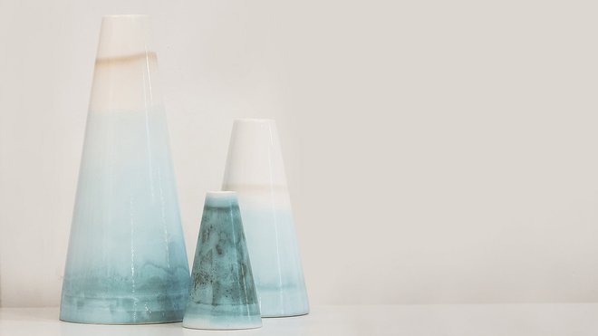 Inspirés par les paysages de la Dordogne, les vases Brume, en céramique réalisés selon un procédé unique de séchage de l’argile avec le soleil et le vent (disponibles en 3 tailles). Création Studio FB+C, Fabien Barrero-Carsenat.