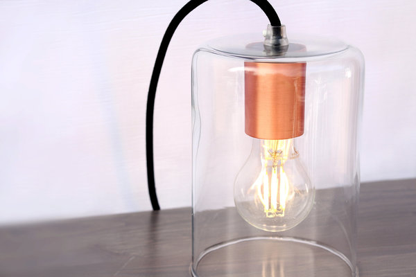 Minimaliste et intemporelle, lampe à poser Alt en verre et cuivre. Création Studio Moeko, Céline Andrieu et Majid Raïs.