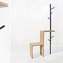 Tout droit sorti des forêts de la Vallée de Chevreuse, ce vestiaire en chêne massif et hêtre regroupe une console, un porte-manteau et un siège. Création Damien Béal.