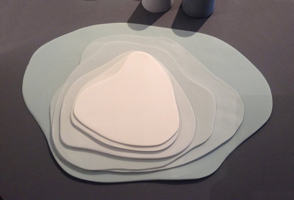 Paysage de table en biscuit brut, création Carine Zimmermann pour Ocre brun.