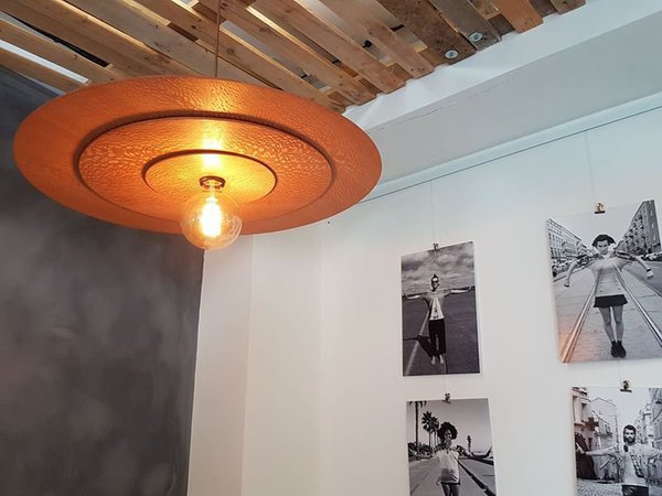 Suspension lumineuse avec abat-jour en cuivre martelé. Création Sous le fromager, Emmanuelle Daparo.