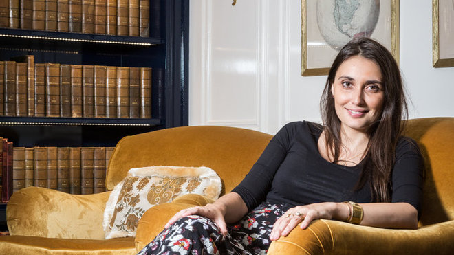 La décoratrice et architecte DPLG Laura Gonzalez ne cherche pas à être à la mode et ne s’enferme dans aucun style. Elle préfère jouer plutôt avec le registre de l’intemporalité qu’elle pique d’une touche de fantaisie. Elle a créé son agence Pravda Arkitect en 2004. Son style classique rehaussé d’une touche contemporaine propose un éclectisme parfaitement assumé.