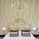 Une chambre aux influences Art déco, faussement classique.