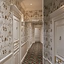 Dans le couloir, papier-peint et moquette jouent les télescopages de styles.