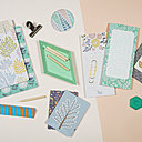 Poésie végétale et douceurs de tons pastel pour l’univers de Mini Labo Editions : carte double (10,5 x 15 cm) avec enveloppe, 4,50 €, l’une. Bloc notes (9,5 x 20,5 cm, 61 feuilles), 9,90 €. Set de 2 carnets (9 x 12,5 cm, 65 pages, chacun), 7 €. Cahiers (21 x 15 cm, 96 pages), 7 €, l’un.