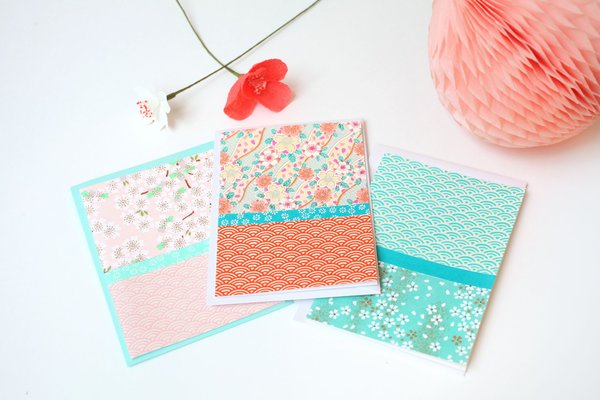 En papier washi, fabriqué à partir de l’écorce du mûrier au Japon, cartes offrant 16 combinaisons de motifs séparés par une bande colorée ou dorée (10 x 15 cm, avec enveloppe colorée et assortie à la carte), 5,50 €, l’une. Création Adeline Klam.