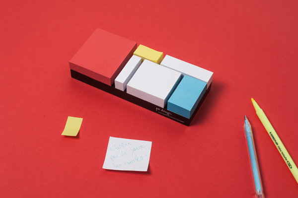 Blocs avec feuilles collantes reprenant les compositions du peintre Piet Mondrian. Modèle Monde Riant (16,8 x 7 x 3 cm), 13,70 €. Création Assia Quétin et Catherine Denoyelle pour Pa design.