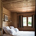Au premier niveau, on trouve 3 chambres avec leurs salles de bains respectives, un débarras et une zone de relaxation avec sauna.