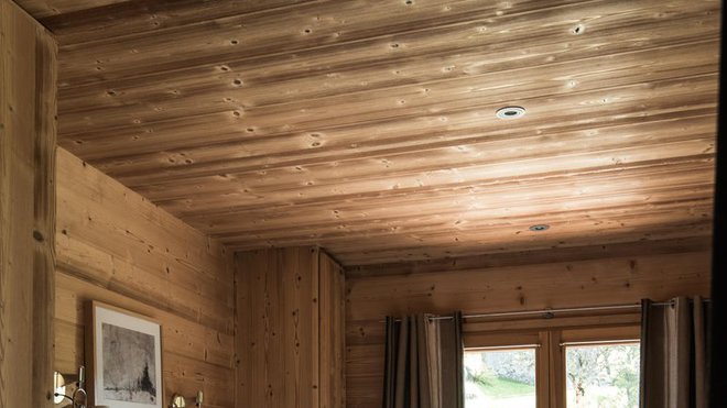 Au premier niveau, on trouve 3 chambres avec leurs salles de bains respectives, un débarras et une zone de relaxation avec sauna.