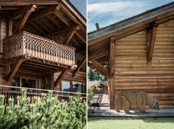 La construction suit doucement la pente du terrain et affiche son style régional avec son balcon en bois ajouré.