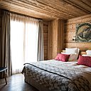 Avec ses murs intérieurs en bois brut et ses planchers à lames larges d’origine, le charme d’antan de ce chalet a été préservé.