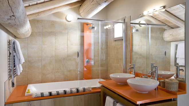 Dans cette salle de bains, une teinte tonique et vitaminée d’orange pour réveiller le bois blond et le carrelage couleur de pierre. Dans cette salle de bains, une teinte tonique et vitaminée d’orange pour réveiller le bois blond et le carrelage couleur de pierre.