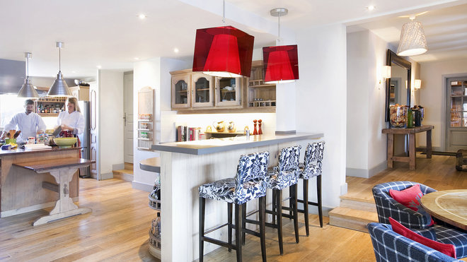 La cuisine ouverte conjugue modernité et tradition. La cuisine ouverte conjugue modernité et tradition.