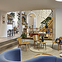 Plantes et objets décoratifs composent une ambiance chaleureuse similaire à un intérieur privé. A gauche, étagères murales Wedowood et String®. Mobile, modèle Turning leaves, Flensted Mobiles.