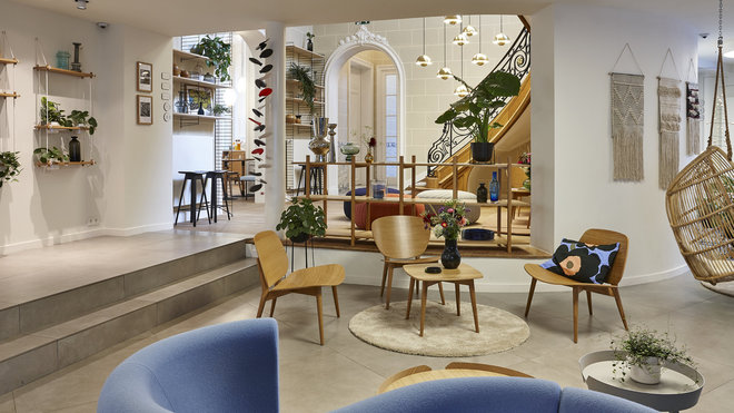 Plantes et objets décoratifs composent une ambiance chaleureuse similaire à un intérieur privé. A gauche, étagères murales Wedowood et String®. Mobile, modèle Turning leaves, Flensted Mobiles.