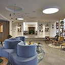 L’espace ouvert facilite la communication. Quelques marches séparent le lobby de la salle de petit-déjeuner qui a conservé sa cheminée d’origine.