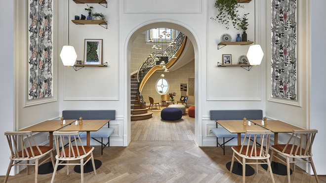 Dans la salle de petit-déjeuner, des tentures (Marimekko) apportent une touche graphique et colorée. La couleur bleu ciel joue le rôle de fil conducteur reliant tous les espaces.