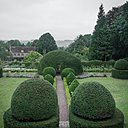 Installé en terrasse et largement ouvert sur l’horizon, symétrique et orné de topiaires, le jardin d’ifs est caractéristique du style classique prôné par Olivier de Serres, auteur du Théâtre de l’Agriculture et Mesnage des Champs, précurseur d’André Le Nôtre, le célèbre jardinier de Louis XIV.