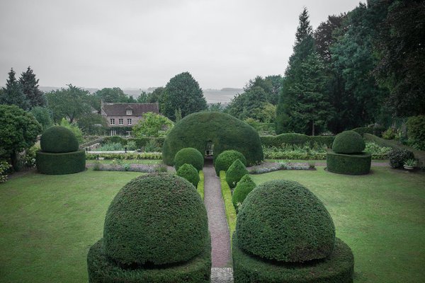 Installé en terrasse et largement ouvert sur l’horizon, symétrique et orné de topiaires, le jardin d’ifs est caractéristique du style classique prôné par Olivier de Serres, auteur du Théâtre de l’Agriculture et Mesnage des Champs, précurseur d’André Le Nôtre, le célèbre jardinier de Louis XIV.