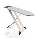 Rien à voir avec les modèles classiques qui ne tiennent pas debout, une fois rangées ou qui coincent les doigts en s’ouvrant. Cette planche à repasser se replie parfaitement contre un mur et s’accroche sur un crochet spécial. Structure en tube d’aluminium anodisé naturel opaque avec porte-fer en caoutchouc et silicone. Plateau en tôle d’acier perforé traitée en cataphorèse avec molleton en polyester et housse en coton (H 93 x L 132 x l 51 cm). Modèle Amleto, 404 € et 31 €, création Design Group Italia pour