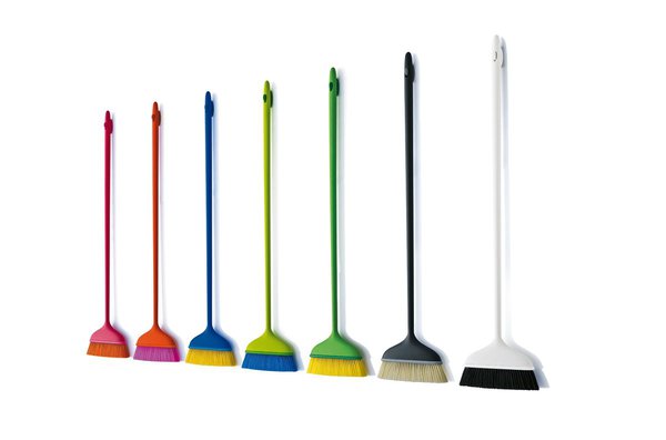 4 couleurs pour ces balais en polypropylène et brosse en polyester, bien équilibrés, qui tiennent parfaitement debout (H 142 x L 35 cm).  Modèle Mago, création Stefano Giovannoni pour Alessi chez Made in design, 44 €, l’un.
