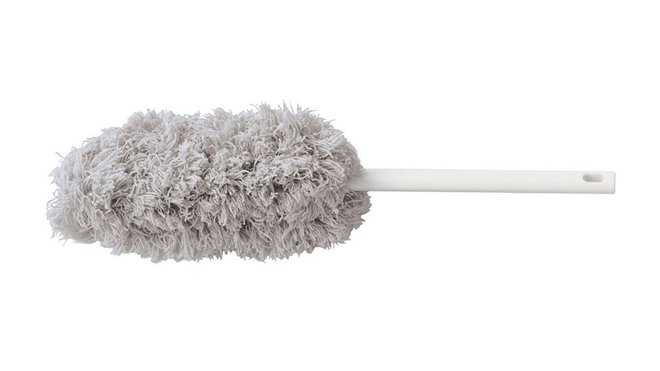 Léger et efficace contre la poussière, plumeau en microfibre qui retient les poussières même les plus fines avec recharge de 48 cm de hauteur. Création Muji, 5,95 €.