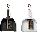 Noire ou blanche, pelle en plastique avec manche en bois et balayette en frêne et poils en crin de cheval (H 8,3 x L 24 x P 33 cm). Création Jan Kochanski pour Menu chez Sophie Séguéla, 69,95 €.